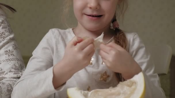 Дві сестри їдять фрукти Полело — стокове відео