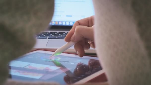 Eine junge Frau arbeitet zu Hause am Computer-Tablet. — Stockvideo
