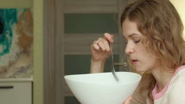 젊은 여자가 야채 샐러드를 먹다. — 비디오