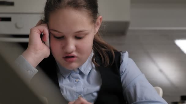 Adolescente dans un uniforme scolaire fait des devoirs — Video