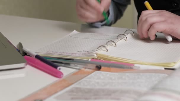 Adolescente dans un uniforme scolaire fait des devoirs 