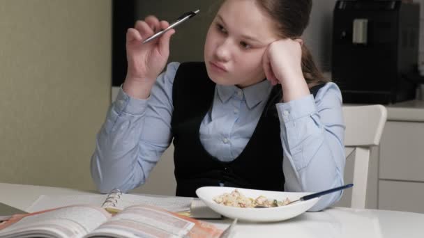 Adolescente dans un uniforme scolaire fait des devoirs — Video