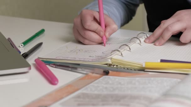 Tiener meisje in een school uniform doet huiswerk — Stockvideo