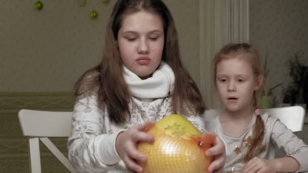Két nővér pomelo gyümölcsöt eszik. — Stock videók