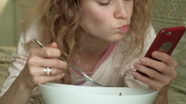 소파아구 굴라 샐러드에 누워 있는 젊은 여자. — 비디오