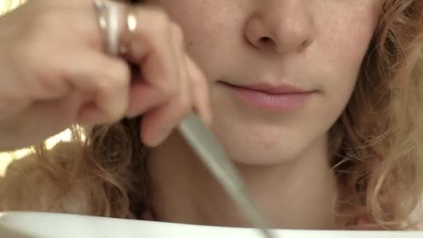 젊은 여자가 야채 샐러드를 먹다. — 비디오