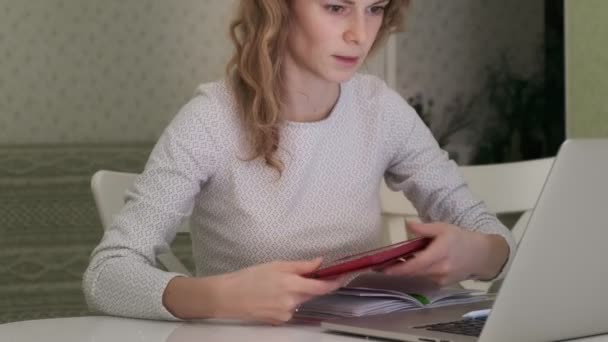 Una giovane donna lavora in un computer a casa . — Video Stock