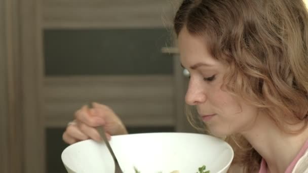 Młoda kobieta je sałatkę warzywną. — Wideo stockowe