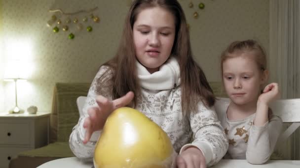 น้องสาวสองคนกินผลไม้พอมโล — วีดีโอสต็อก
