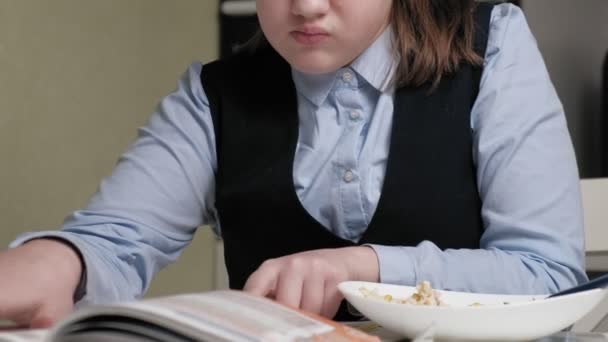 Teenage dívka ve školní uniformě dělá domácí úkol — Stock video
