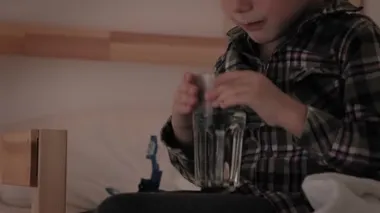 Çocuk uykusuzluk ve uykusuzluk çekiyor.