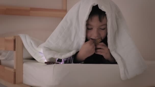 L'enfant est couché, insomnie, manque de sommeil — Video