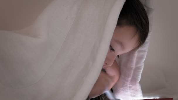 A gyermek ágyban fekszik, álmatlanság, rossz alvás — Stock videók