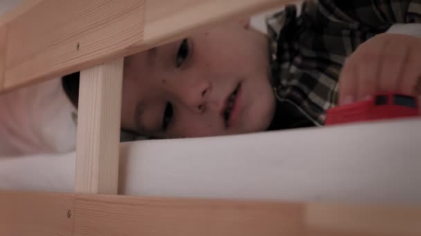 Дитина лежить в ліжку, безсоння, поганий сон — стокове відео