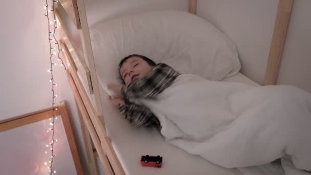 Das Kind liegt im Bett, Schlaflosigkeit, schlechter Schlaf — Stockvideo