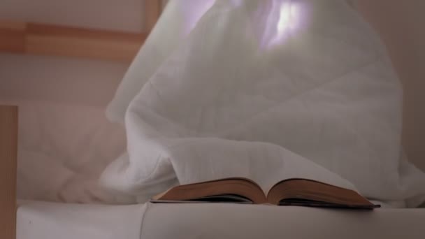 Das Kind liegt im Bett, Schlaflosigkeit, schlechter Schlaf — Stockvideo