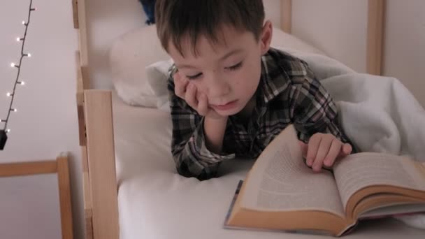 Το παιδί βρίσκεται στο κρεβάτι, αϋπνία, κακή ύπνο — Αρχείο Βίντεο