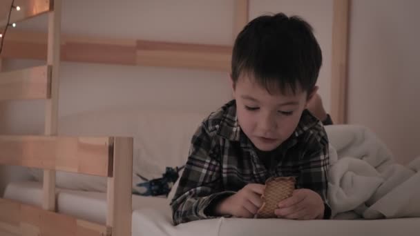 Dítě leží v posteli, nespavost, špatný spánek — Stock video