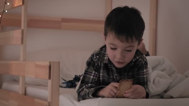 Das Kind liegt im Bett, Schlaflosigkeit, schlechter Schlaf — Stockvideo