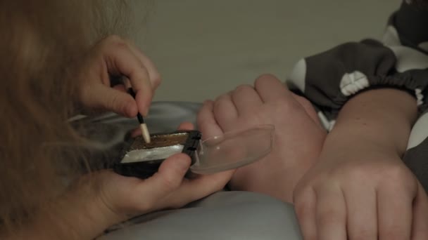 Alegre niño con hermana en vestidos hacen uno al otro maquillaje . — Vídeos de Stock