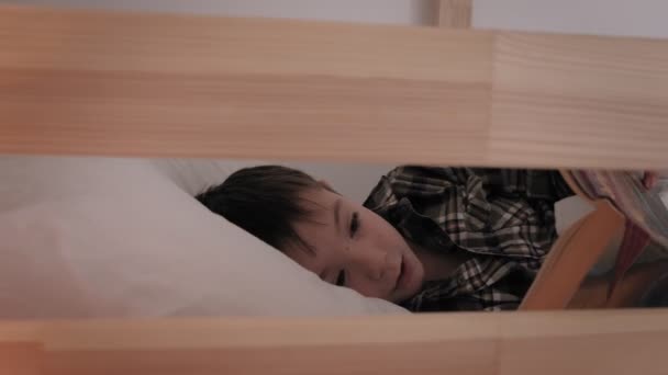 El niño yace en la cama, el insomnio, el sueño pobre — Vídeo de stock