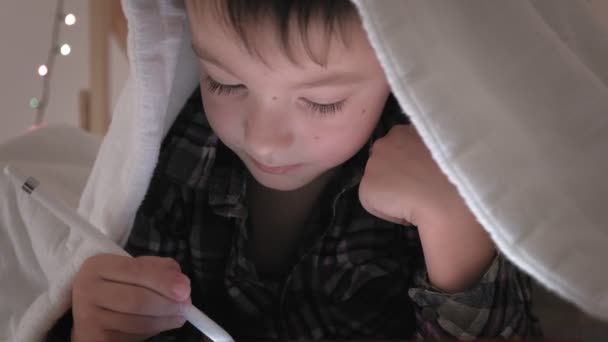 A criança jaz na cama, insônia, sono pobre — Vídeo de Stock
