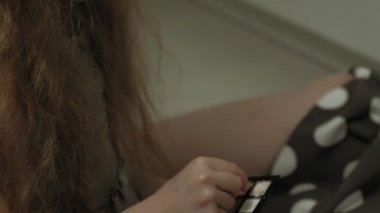 Elbiseli kız kardeşi olan neşeli bir çocuk birbirlerine makyaj yapar..