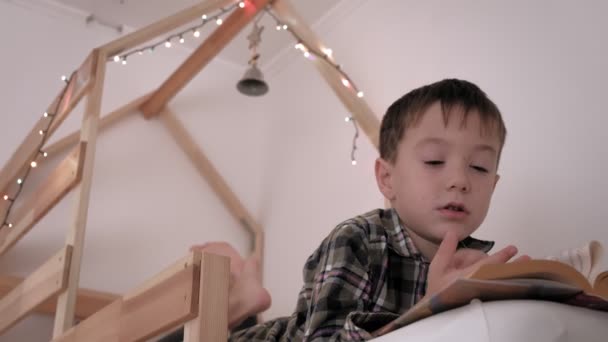 El niño yace en la cama, el insomnio, el sueño pobre — Vídeo de stock