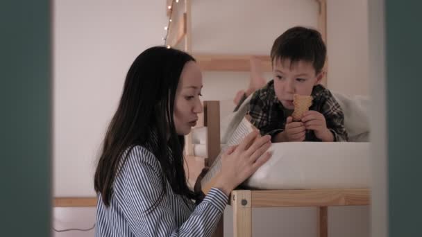 Mutter liest ihrem Kind vor dem Schlafengehen ein Buch vor. Schlaflosigkeit, böser Traum — Stockvideo