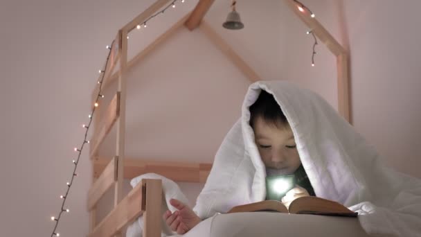 El niño yace en la cama, el insomnio, el sueño pobre — Vídeos de Stock