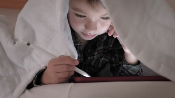 Ребенок лежит в постели, страдает хронической болью, плохо спит — стоковое видео
