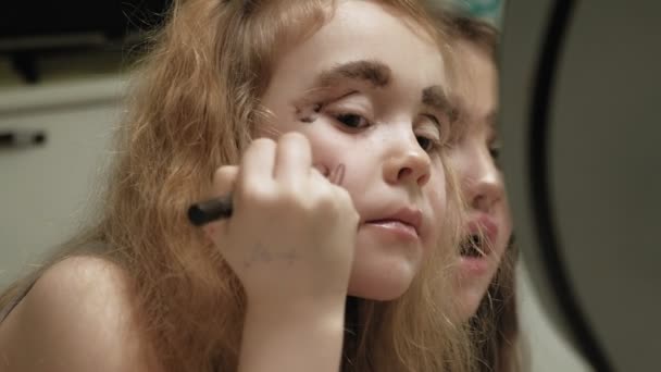 Alegre niño con hermana en vestidos hacen uno al otro maquillaje . — Vídeo de stock