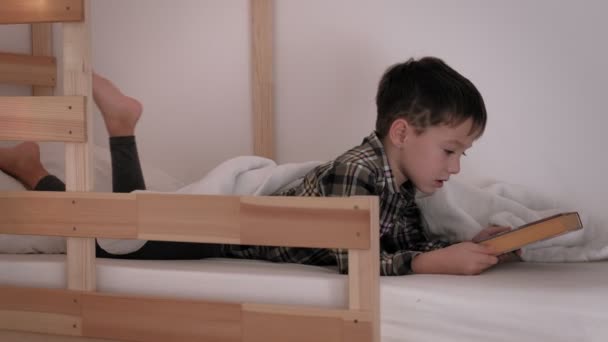 孩子躺在床上，失眠，睡眠不足 — 图库视频影像