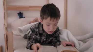 Çocuk uykusuzluk ve uykusuzluk çekiyor.