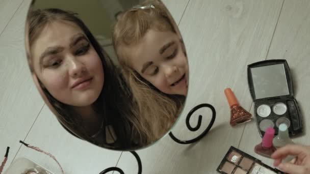 Χαρούμενο παιδί με την αδερφή με τα φορέματα κάνουν ο ένας τον άλλον μακιγιάζ.. — Αρχείο Βίντεο