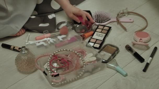 Vrolijk kind met zus in jurken maken elkaar make-up. — Stockvideo