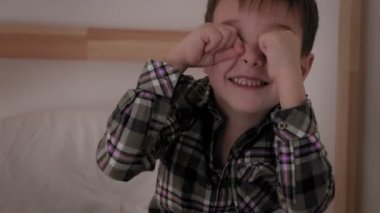 Çocuk uykusuzluk ve uykusuzluk çekiyor.