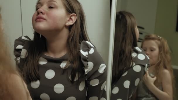 Alegre niño con hermana en vestidos hacen uno al otro maquillaje . — Vídeos de Stock