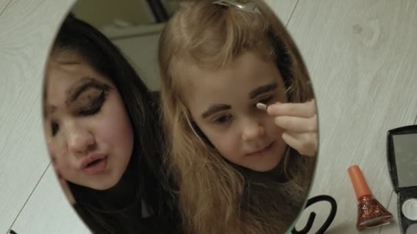 Alegre niño con hermana en vestidos hacen uno al otro maquillaje . — Vídeos de Stock