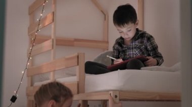 Çocuk uykusuzluk ve uykusuzluk çekiyor.