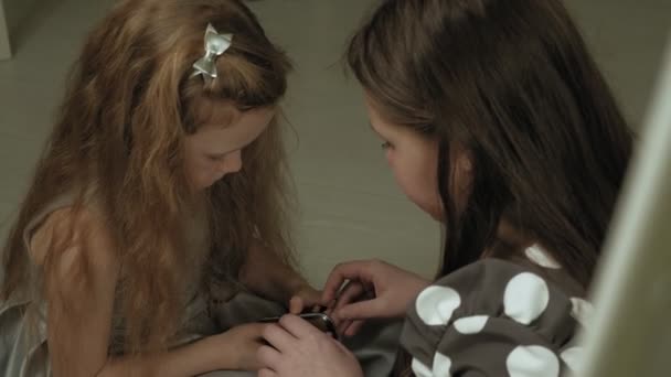 Alegre niño con hermana en vestidos hacen uno al otro maquillaje . — Vídeos de Stock