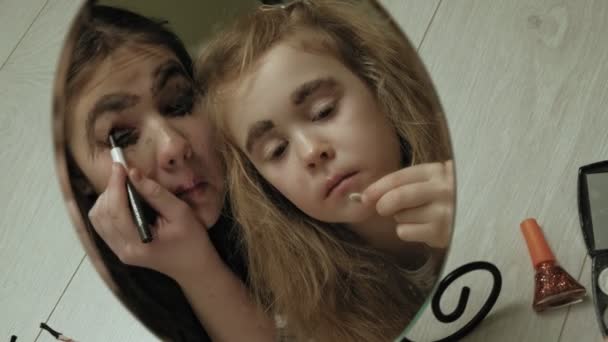 Alegre niño con hermana en vestidos hacen uno al otro maquillaje . — Vídeos de Stock
