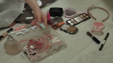 Elbiseli kız kardeşi olan neşeli bir çocuk birbirlerine makyaj yapar..