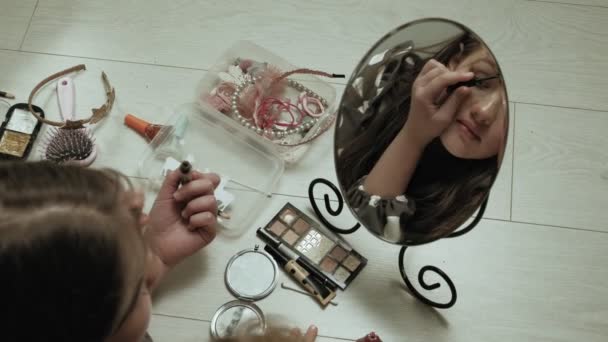 Alegre niño con hermana en vestidos hacen uno al otro maquillaje . — Vídeo de stock