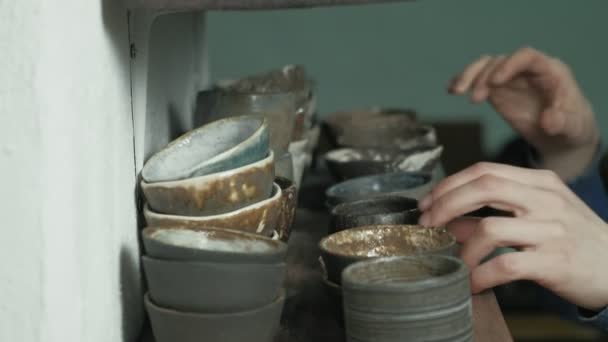 Карамическая посуда на полке . — стоковое видео