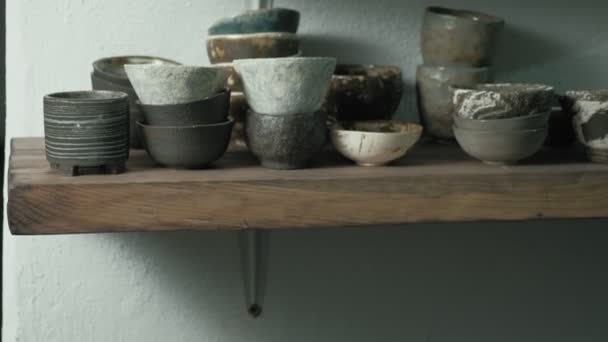 Karamic ware on the shelf. — Stock Video