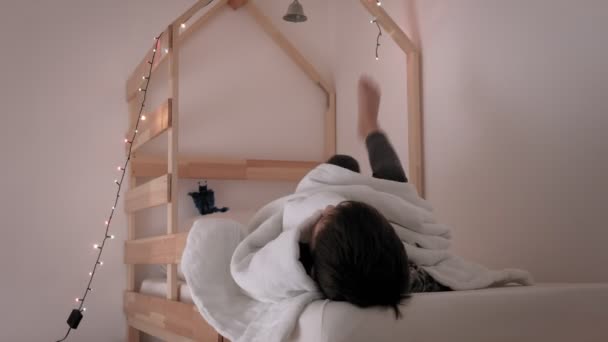 Dítě leží v posteli, nespavost, špatný spánek — Stock video