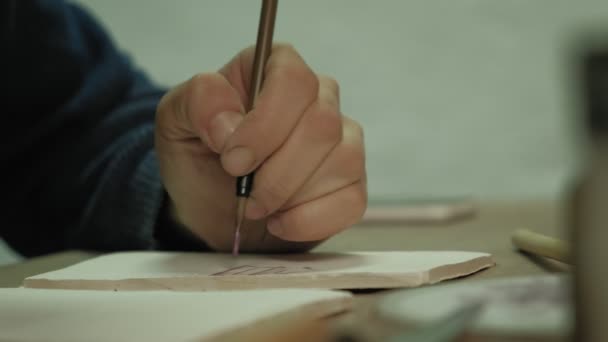 Atelier céramique. fabrication de carreaux de céramique — Video