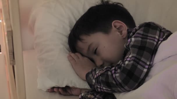 Il bambino giace a letto, l'insonnia, il sonno povero — Video Stock