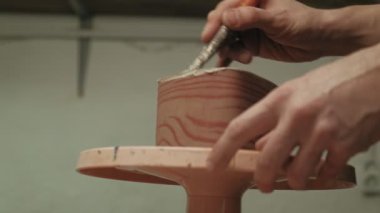 Seramik atölyesinde çalışıyor..